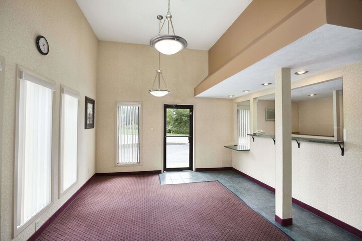 Travelodge by Wyndham La Porte / Michigan City Area