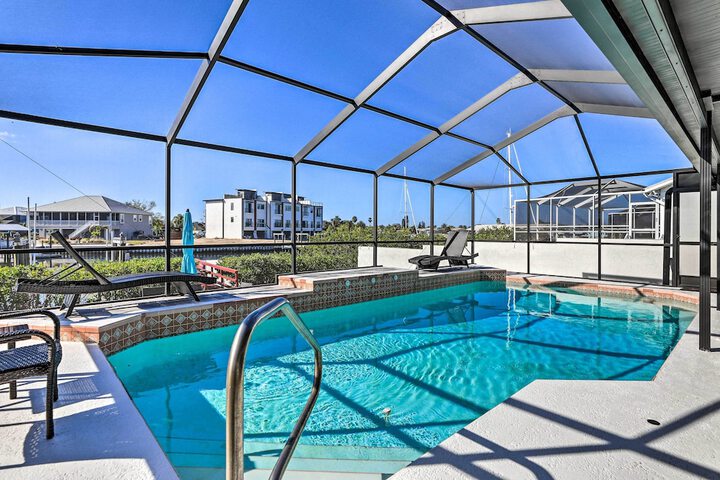 Private Dock & Saltwater Pool: Apollo Beach House