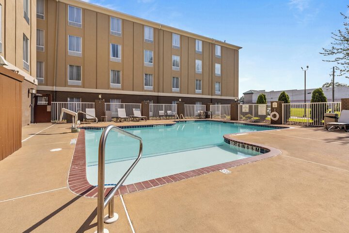 Holiday Inn Express & Suites Starkville by IHG