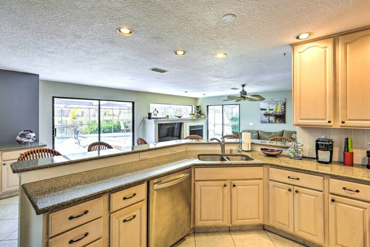 Tropical Apollo Beach House w / Pool & Dock!