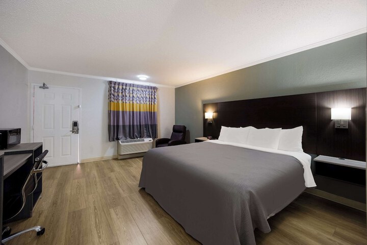 Room 32 of 39