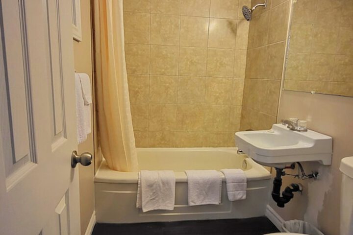 Room 12 of 28
