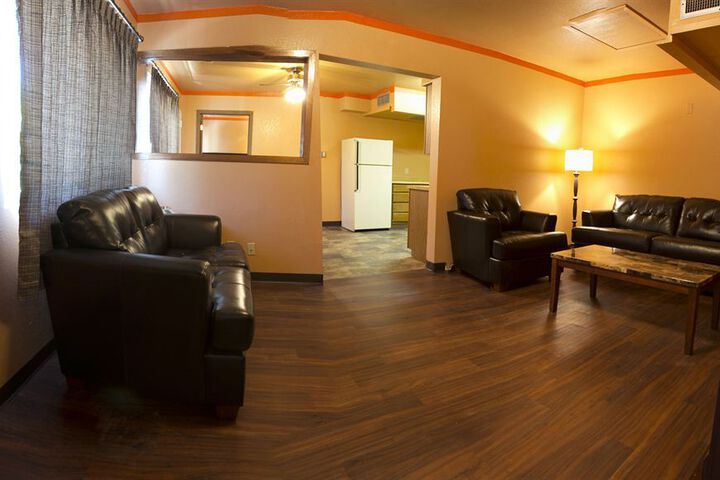 CAPITOL INN & SUITES