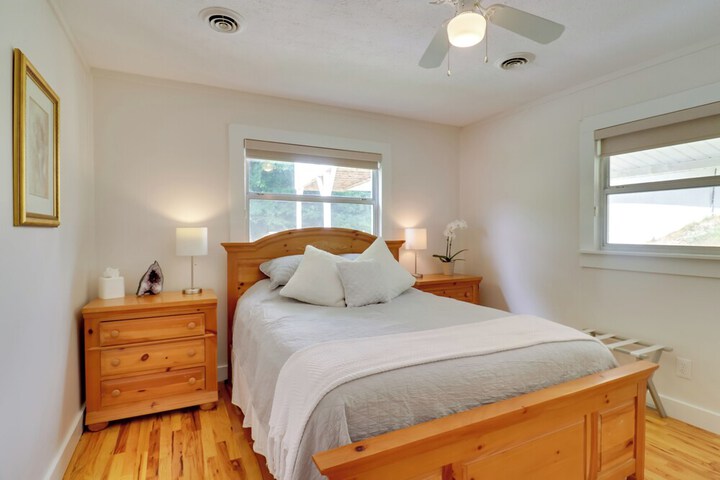 Candler Cabin w / Deck & Mount Pisgah Views!