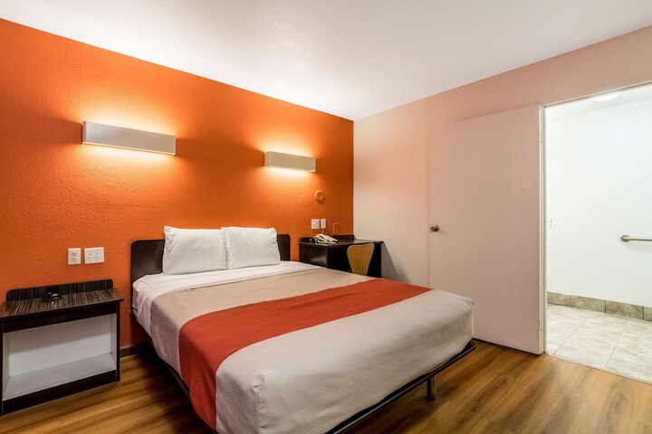 Room 17 of 33