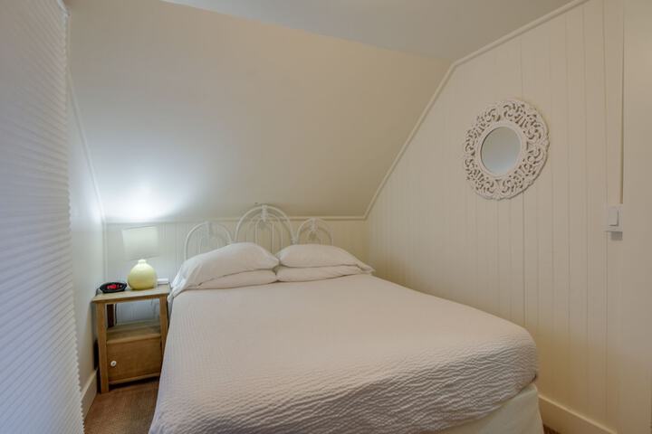 The Waves / The Argonauta Inn/The White Heron Lodge