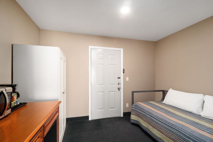 Clearwater Lakeshore Motel