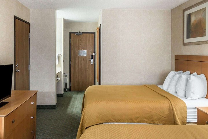 Quality Inn at Collins Road - Cedar Rapids