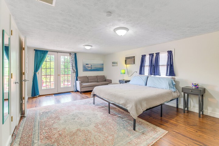 Adorable Cottage: Fire Pit Walk to Colonial Beach