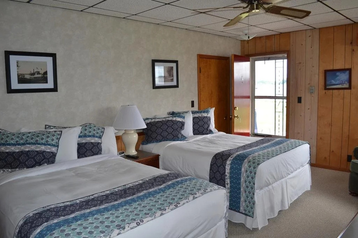 Buzzs Lakeside Inn
