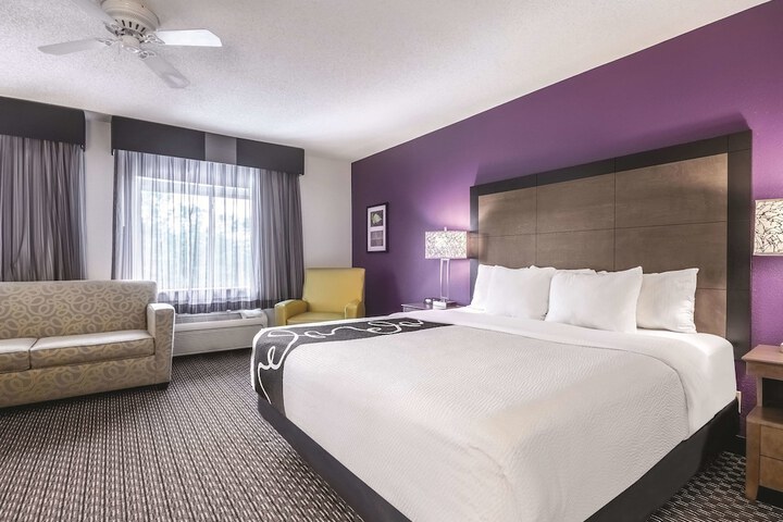 La Quinta Inn & Suites by Wyndham Hartford - Bradley Airport