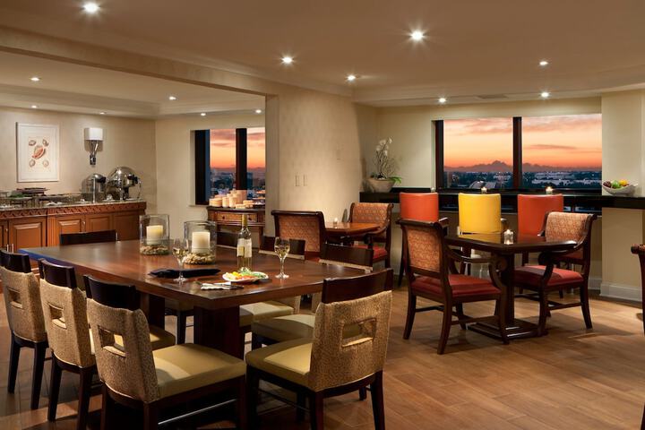 Lounge 87 of 104