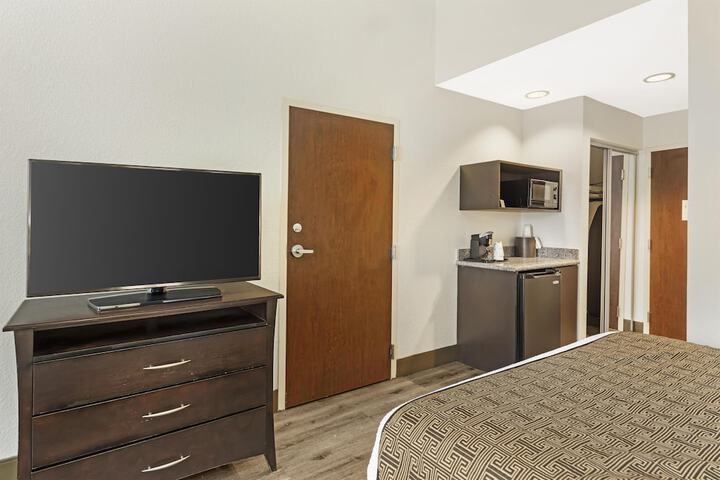 Best Western Plus Chain of Lakes Inn & Suites