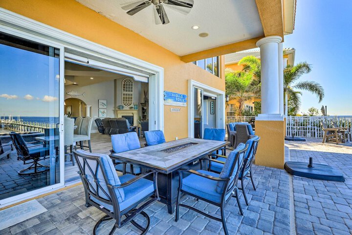 Apollo Beach House w / Private Pool + Hot Tub