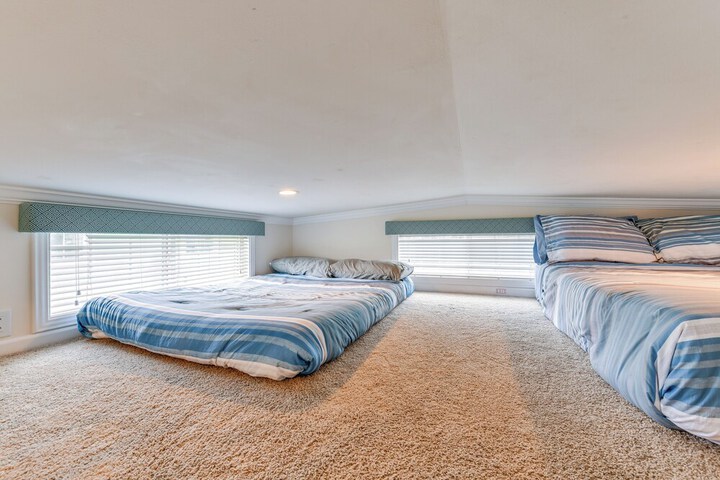 Waterfront Lake Norman Cabin w / Screened Porch!
