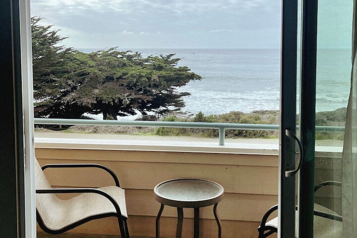Cambria Landing Inn & Suites