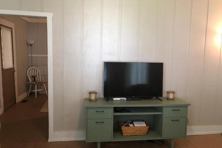Downtown 2 Bedroom Cottage Sleeps 6, Walking Distance to Honeywell, Downtown Restaurants, Shopping