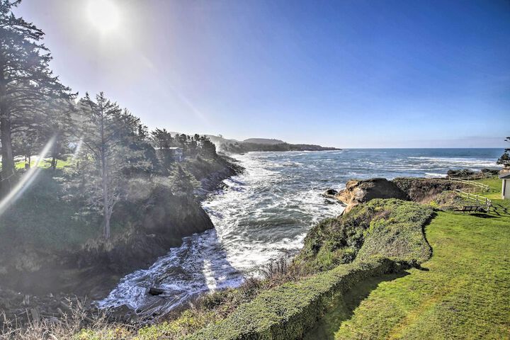 Idyllic Coastal Haven - Whale Watch in Depoe Bay!
