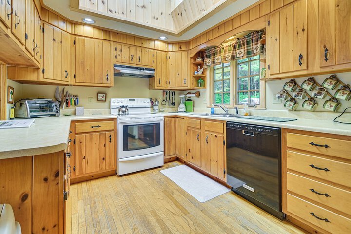 Lakefront Escape w / Deck & Kayaks in Lovell!