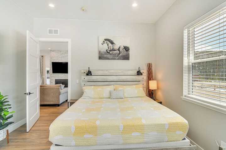 Romantic Mountain Retreat w / Scenic Views!