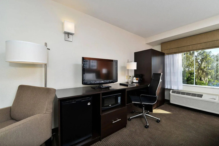 SLEEP INN & SUITES RIVERFRONT