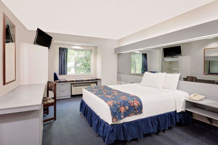 Room 6 of 16
