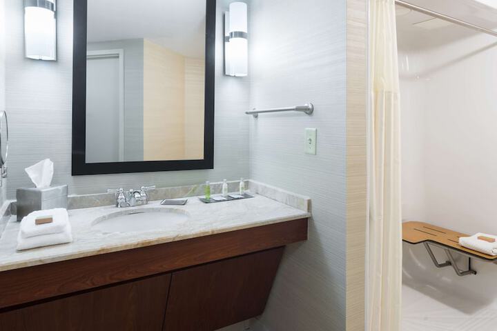 DoubleTree Suites by Hilton Hotel Cincinnati - Blue Ash