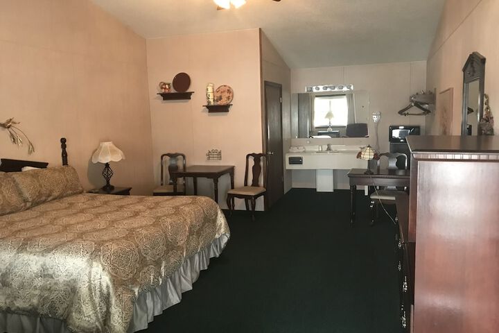 Longhouse Lodge Motel