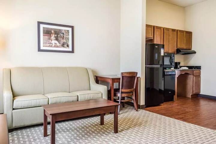 MainStay Suites Hackberry Sportsmans Lodge