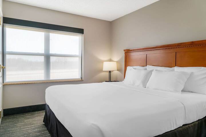 Country Inn & Suites by Radisson Rossford - Toledo South