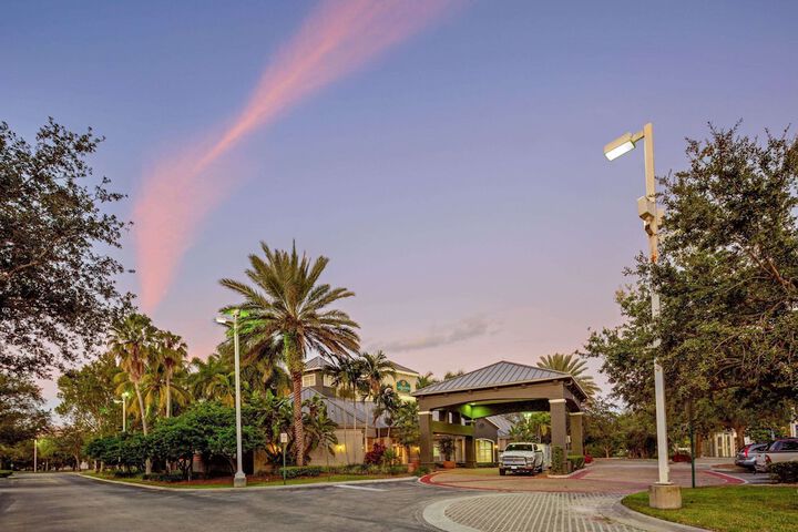 La Quinta Inn & Suites by Wyndham Ft. Lauderdale Plantation