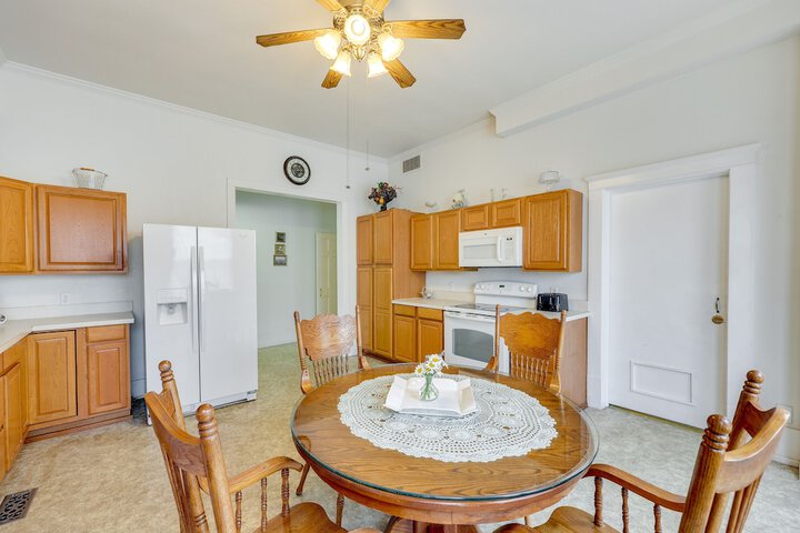 Paris Vacation Rental 15 Mi to Mount Magazine!