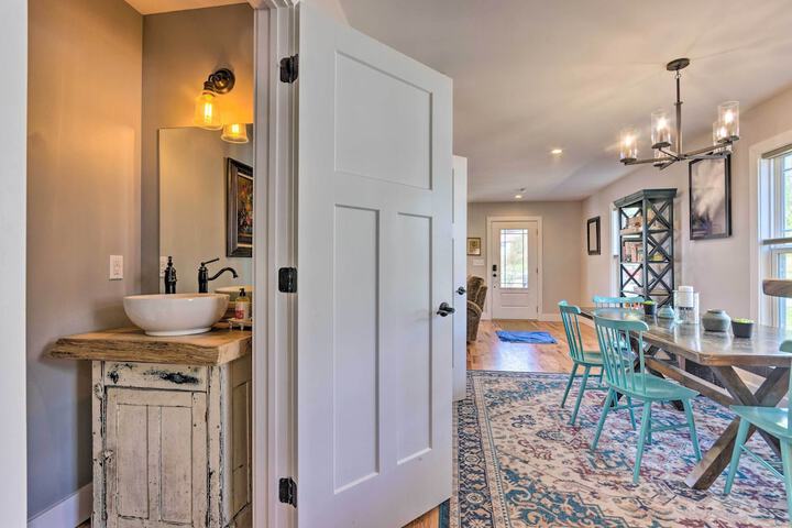 Downtown Brevard Retreat With Fire Pit & Deck!