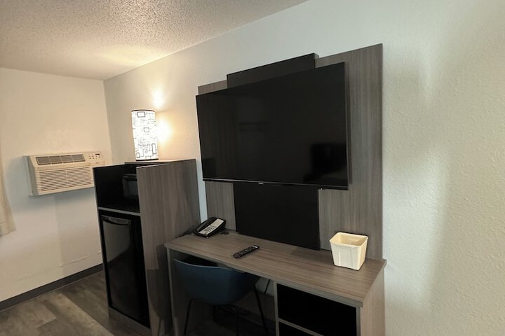 Room 4 of 6