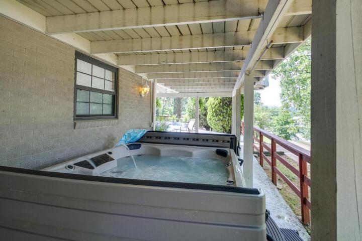 Private Pool: Lakefront Home in Hot Springs!