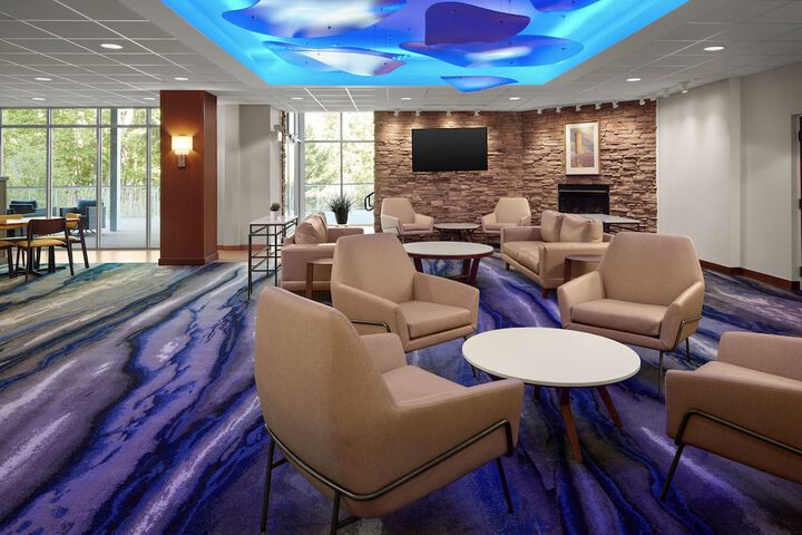 Lounge 20 of 24