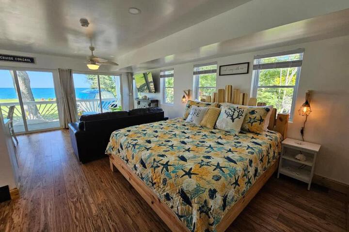SeaSide Lake-Front Cottage