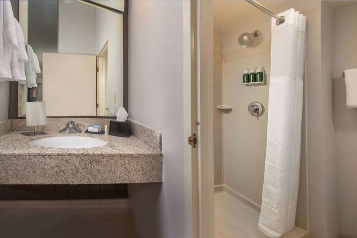 Room 10 of 28