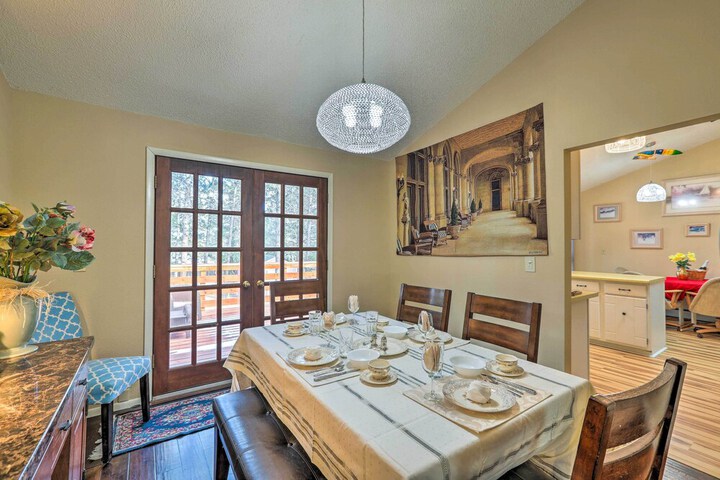 Scenic Woodland Park Cottage w / Deck + Grill!