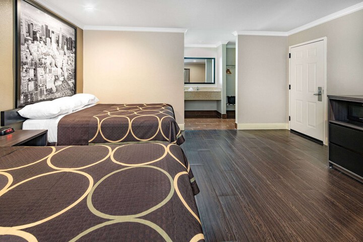 Room 11 of 32