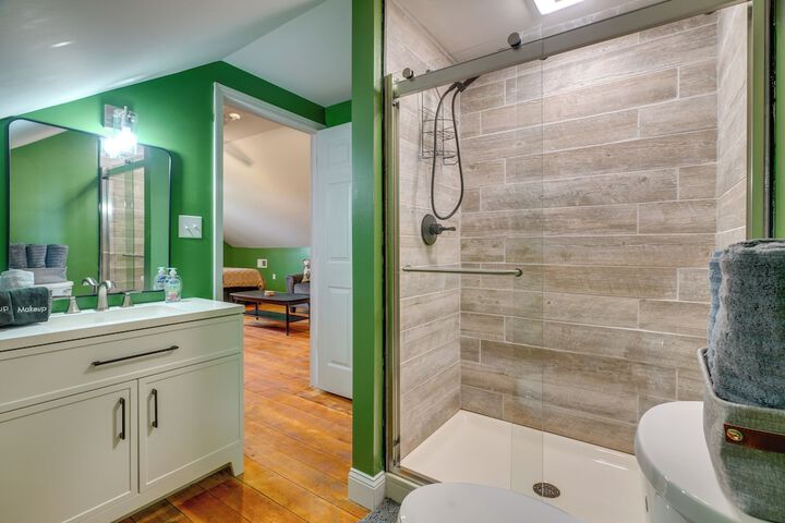 Near Wineries: Country Condo in New Haven