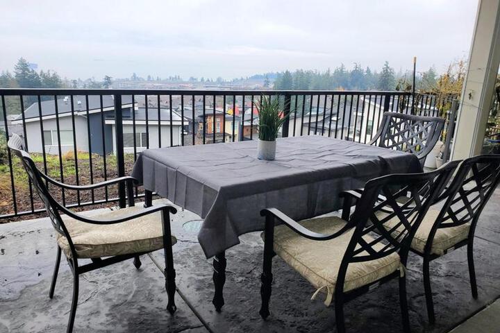 Stunning Ocean View Modern 1 BDR Private Entry Suite