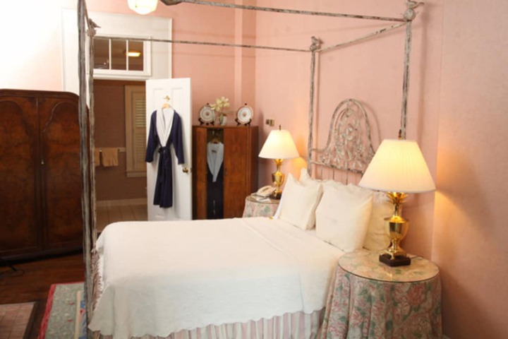 1842 Inn