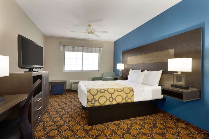 Room 10 of 28