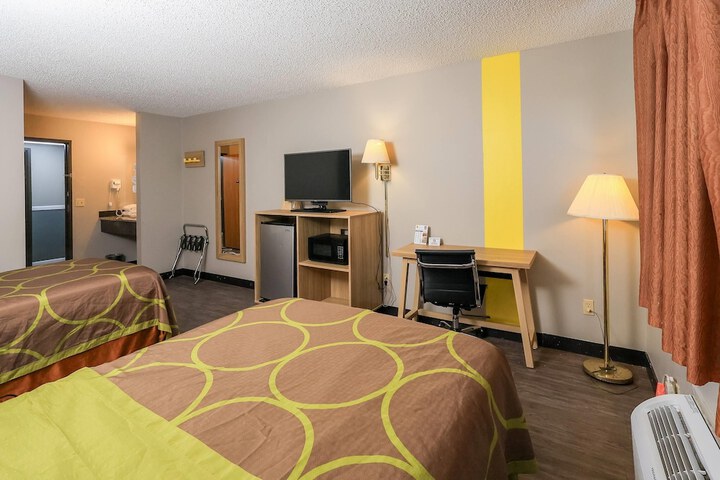 Super 8 by Wyndham Smithville / Kansas City