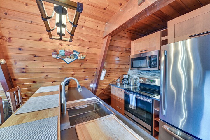 Walk to Ski Lift! Charming Hunter A-frame