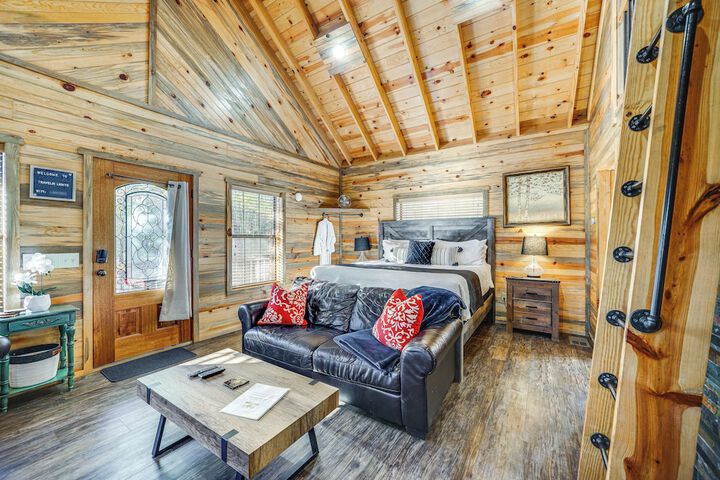 Hot Tub & Fire Pit: Cozy Cabin in Broken Bow!