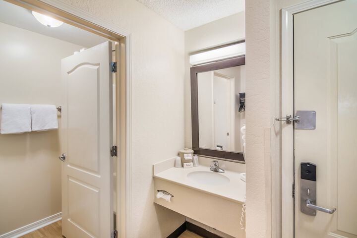 Red Roof Inn & Suites Pensacola East - Milton