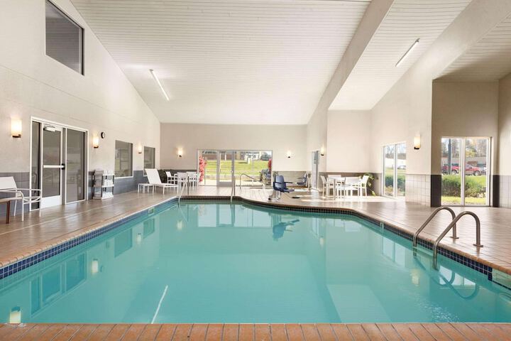 Country Inn & Suites by Radisson Platteville, WI
