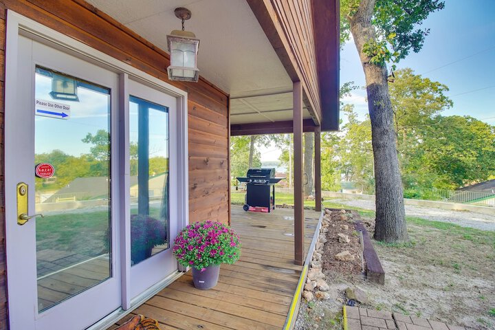 Dock Views & Grill: Spacious Grand Lake Lodge